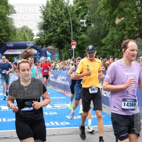 29.06.2025 - hella hamburg halbmarathon Zöllner http://msf.ph/oto/8245189 29.06.2025 10:56:52 Ziel 1955, 2378, 2741, 3836, 5418, 6835, 7716, 8825, 8996, 13816, 14369, 14461, 15134, 15431, 16008, 16009, 16679, 17133, 18634 meine-sportfotos.de