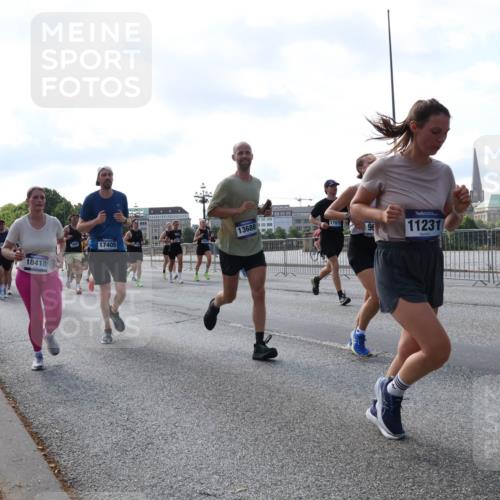 29.06.2025 - hella hamburg halbmarathon Lena Gebhardt http://msf.ph/oto/8245210 29.06.2025 09:56:31 Lombardsbrücke 1061, 1452, 1460, 1496, 1499, 1502, 1592, 1628, 1833, 1877, 2013, 2058, 2082, 2083, 2208, 2260, 2378, 2504, 2771, 2953, 2996, 3060, 3256, 3296, 3310, 3652, 4065, 4077, 4377, 4404, 4635, 4711, 4833, 5169, 5194, 5482, 5600, 5607, 5839, 5978, 6115, 6168, 6286, 6511, 6512, 6561, 6562, 7178, 7332, 7383, 7475, 7583, 7943, 8261, 8335, 8361, 8514, 8587, 8618, 8863, 8921, 8968, 8989, 8996, 9246, 9537, 9597, 9638, 10596 meine-sportfotos.de