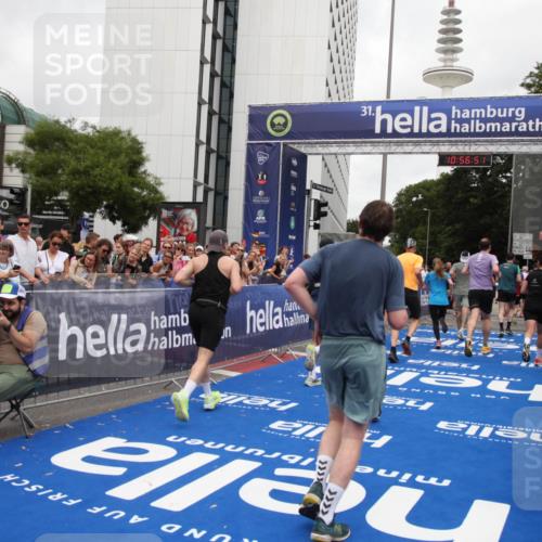 29.06.2025 - hella hamburg halbmarathon Michael Strokosch http://msf.ph/oto/8245219 29.06.2025 10:56:50 Ziel 2378, 3836, 7646, 8825, 8996, 9488, 11870, 13816, 14369, 14461, 15134, 15431, 15712, 16008, 16009, 16043, 16121, 17133, 18634 meine-sportfotos.de
