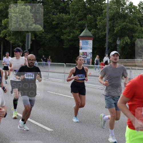29.06.2025 - hella hamburg halbmarathon Jannik Wohlers http://msf.ph/oto/8245255 29.06.2025 09:55:21 Lombardsbrücke 1120, 1143, 1151, 1267, 1461, 1630, 2284, 2706, 2708, 2718, 2884, 3087, 3213, 3399, 3654, 3692, 3945, 3985, 4033, 4088, 4127, 4324, 4345, 4346, 4601, 4847, 4890, 4938, 5421, 5459, 6009, 6054, 6421, 6481, 6691, 6994, 7056, 7100, 7269, 7367, 8216, 8234, 8302, 8390, 8577, 8977, 9386, 9491, 9551, 9786, 9934, 10115, 10603, 10811, 11309, 11356, 11733, 11819, 11977, 12149, 12277, 12379, 12450, 12519, 13032, 13073, 13799, 13807, 13894, 13996, 14239 meine-sportfotos.de