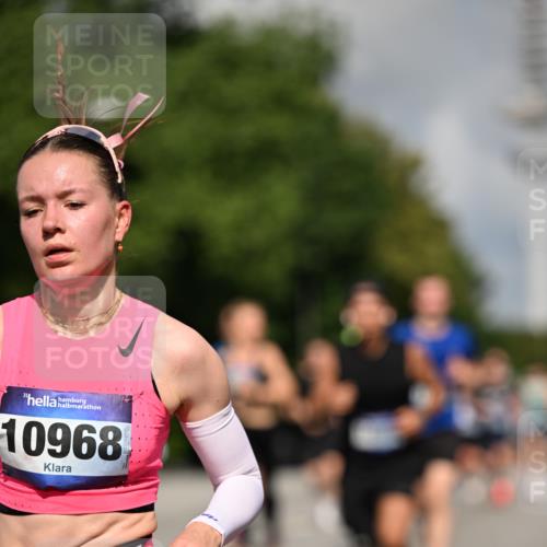 29.06.2025 - hella hamburg halbmarathon Dr. Thomas Lammeyer http://msf.ph/oto/8245265 29.06.2025 09:51:22 Kennedybrücke 1164, 1385, 1562, 1644, 1743, 2196, 2296, 4602, 4860, 5091, 5092, 5315, 5923, 6684, 6990, 8362, 8901, 9178, 9944, 10384, 10900, 10968, 11202, 11227 meine-sportfotos.de