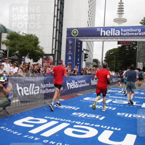 29.06.2025 - hella hamburg halbmarathon Michael Strokosch http://msf.ph/oto/8245268 29.06.2025 10:56:52 Ziel 2378, 2741, 3836, 5418, 7716, 8825, 8996, 13816, 14369, 14461, 15134, 15431, 15712, 16008, 16009, 16043, 16121, 16679, 17133, 18634 meine-sportfotos.de