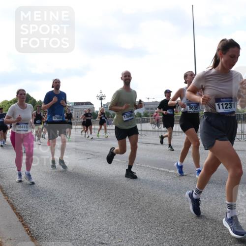 29.06.2025 - hella hamburg halbmarathon Lena Gebhardt http://msf.ph/oto/8245271 29.06.2025 09:56:31 Lombardsbrücke 1061, 1452, 1460, 1496, 1499, 1502, 1592, 1628, 1833, 1877, 2013, 2058, 2082, 2083, 2208, 2260, 2378, 2504, 2771, 2953, 2996, 3060, 3256, 3296, 3310, 3652, 4065, 4077, 4377, 4404, 4635, 4711, 4833, 5169, 5194, 5482, 5600, 5607, 5839, 5978, 6115, 6168, 6286, 6511, 6512, 6561, 6562, 7178, 7332, 7383, 7475, 7583, 7943, 8261, 8335, 8361, 8514, 8587, 8618, 8863, 8921, 8968, 8989, 8996, 9246, 9537, 9597, 9638, 10596 meine-sportfotos.de