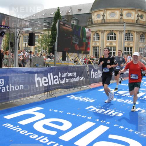 29.06.2025 - hella hamburg halbmarathon Michael Strokosch http://msf.ph/oto/8245272 29.06.2025 10:49:09 Ziel 4832, 4847, 4890, 6389, 7297, 8302, 8821, 10184, 13614, 16414, 16627, 17173, 17632, 18598, 18842 meine-sportfotos.de