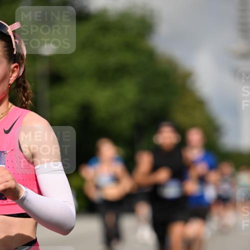 29.06.2025 - hella hamburg halbmarathon Dr. Thomas Lammeyer http://msf.ph/oto/8245280 29.06.2025 09:51:23 Kennedybrücke 1164, 1385, 1562, 1644, 1743, 2196, 2296, 4602, 4860, 5091, 5092, 5315, 5923, 6684, 6990, 8362, 8901, 9178, 9944, 10384, 10900, 10968, 11202, 11227 meine-sportfotos.de
