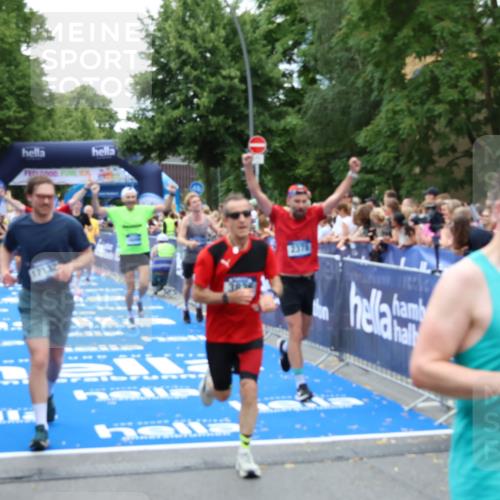 29.06.2025 - hella hamburg halbmarathon Zöllner http://msf.ph/oto/8245314 29.06.2025 10:56:54 Ziel 1955, 2378, 2741, 3836, 5418, 6835, 7716, 8825, 13816, 14461, 16008, 16009, 16620, 16679, 17133 meine-sportfotos.de