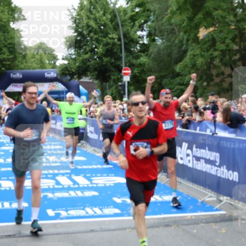 29.06.2025 - hella hamburg halbmarathon Zöllner http://msf.ph/oto/8245339 29.06.2025 10:56:55 Ziel 1955, 2282, 2378, 2741, 2759, 3836, 5418, 6835, 7716, 13816, 15097, 16008, 16009, 16620, 16679, 17133 meine-sportfotos.de