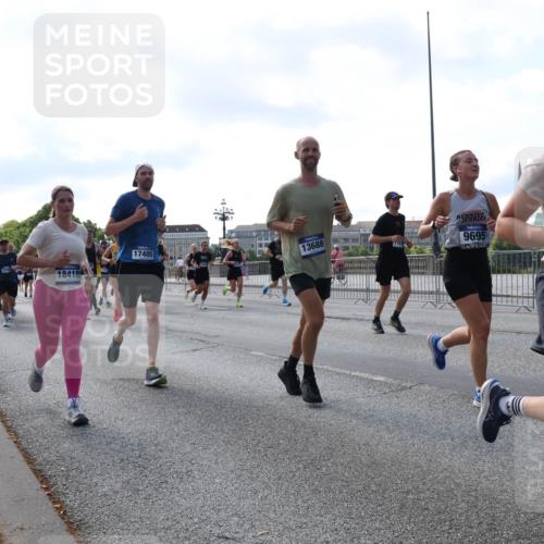 29.06.2025 - hella hamburg halbmarathon Lena Gebhardt http://msf.ph/oto/8245347 29.06.2025 09:56:31 Lombardsbrücke 1061, 1452, 1460, 1496, 1499, 1502, 1592, 1628, 1833, 1877, 2013, 2058, 2082, 2083, 2208, 2260, 2378, 2504, 2771, 2953, 2996, 3060, 3256, 3296, 3310, 3652, 4065, 4077, 4377, 4404, 4635, 4711, 4833, 5169, 5194, 5482, 5600, 5607, 5839, 5978, 6115, 6168, 6286, 6511, 6512, 6561, 6562, 7178, 7332, 7383, 7475, 7583, 7943, 8261, 8335, 8361, 8514, 8587, 8618, 8863, 8921, 8968, 8989, 8996, 9246, 9537, 9597, 9638, 10596 meine-sportfotos.de