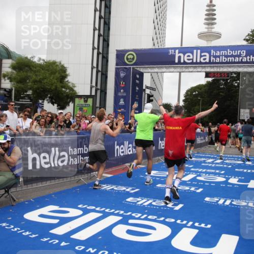 29.06.2025 - hella hamburg halbmarathon Michael Strokosch http://msf.ph/oto/8245425 29.06.2025 10:56:54 Ziel 1955, 2378, 2741, 3836, 5418, 6835, 7716, 8825, 13816, 14461, 15431, 16008, 16009, 16679, 17133 meine-sportfotos.de