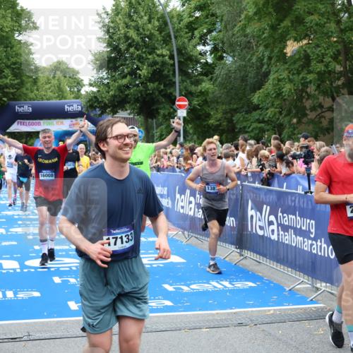 29.06.2025 - hella hamburg halbmarathon Zöllner http://msf.ph/oto/8245428 29.06.2025 10:56:56 Ziel 1955, 2282, 2378, 2741, 2759, 5418, 6835, 7716, 11043, 13816, 15097, 16008, 16009, 16620, 16679 meine-sportfotos.de
