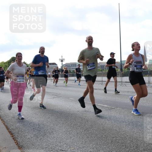 29.06.2025 - hella hamburg halbmarathon Lena Gebhardt http://msf.ph/oto/8245442 29.06.2025 09:56:31 Lombardsbrücke 1061, 1452, 1460, 1496, 1499, 1502, 1592, 1628, 1833, 1877, 2013, 2058, 2082, 2083, 2208, 2260, 2378, 2504, 2771, 2953, 2996, 3060, 3256, 3296, 3310, 3652, 4065, 4077, 4377, 4404, 4635, 4711, 4833, 5169, 5194, 5482, 5600, 5607, 5839, 5978, 6115, 6168, 6286, 6511, 6512, 6561, 6562, 7178, 7332, 7383, 7475, 7583, 7943, 8261, 8335, 8361, 8514, 8587, 8618, 8863, 8921, 8968, 8989, 8996, 9246, 9537, 9597, 9638, 10596 meine-sportfotos.de