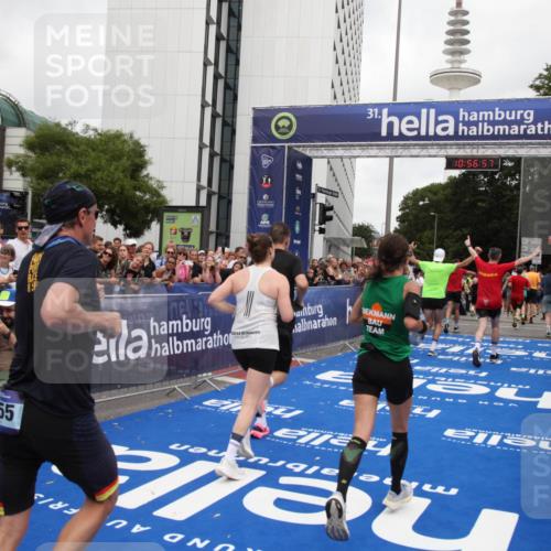 29.06.2025 - hella hamburg halbmarathon Michael Strokosch http://msf.ph/oto/8245497 29.06.2025 10:56:56 Ziel 1955, 2282, 2378, 2741, 2759, 3836, 5418, 6835, 7716, 13816, 15097, 16008, 16009, 16620, 16679, 17133 meine-sportfotos.de