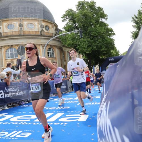 29.06.2025 - hella hamburg halbmarathon Strokosch-Dieckow http://msf.ph/oto/8245498 29.06.2025 10:38:29 Ziel 1710, 2745, 3014, 3790, 8571, 11379, 14905, 14992, 16075, 16280, 17154, 18357, 18761 meine-sportfotos.de