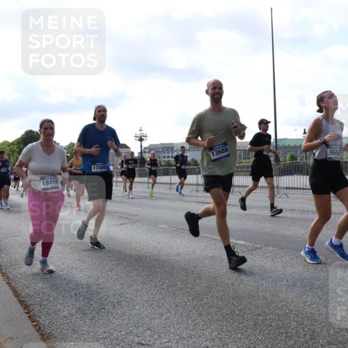 29.06.2025 - hella hamburg halbmarathon Lena Gebhardt http://msf.ph/oto/8245500 29.06.2025 09:56:31 Lombardsbrücke 1061, 1452, 1460, 1496, 1499, 1502, 1592, 1628, 1833, 1877, 2013, 2058, 2082, 2083, 2208, 2260, 2378, 2504, 2771, 2953, 2996, 3060, 3256, 3296, 3310, 3652, 4065, 4077, 4377, 4404, 4635, 4711, 4833, 5169, 5194, 5482, 5600, 5607, 5839, 5978, 6115, 6168, 6286, 6511, 6512, 6561, 6562, 7178, 7332, 7383, 7475, 7583, 7943, 8261, 8335, 8361, 8514, 8587, 8618, 8863, 8921, 8968, 8989, 8996, 9246, 9537, 9597, 9638, 10596 meine-sportfotos.de