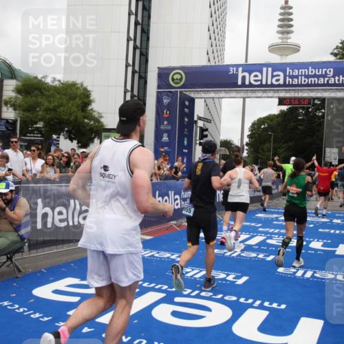 29.06.2025 - hella hamburg halbmarathon Michael Strokosch http://msf.ph/oto/8245532 29.06.2025 10:56:57 Ziel 1955, 2282, 2378, 2741, 2759, 5418, 6835, 7716, 11043, 13816, 15097, 16008, 16009, 16620, 16679 meine-sportfotos.de