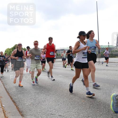 29.06.2025 - hella hamburg halbmarathon Lena Gebhardt http://msf.ph/oto/8245578 29.06.2025 10:45:28 Lombardsbrücke 1033, 1060, 1085, 1685, 1713, 1798, 2007, 2008, 2216, 2217, 2550, 2657, 2664, 2779, 2917, 2973, 3160, 3164, 3357, 3377, 3879, 3993, 4099, 4102, 4186, 4224, 4306, 4337, 4388, 4504, 4820, 4851, 5044, 5099, 5108, 5190, 5339, 5636, 5949, 6150, 6509, 6763, 6788, 6911, 6922, 6980, 7283, 7530, 7541, 7699, 7859, 7912, 8594, 8605, 8745, 8762, 9620, 10030, 10182, 10225, 10562, 10566, 11314, 12198, 12332, 12334 meine-sportfotos.de