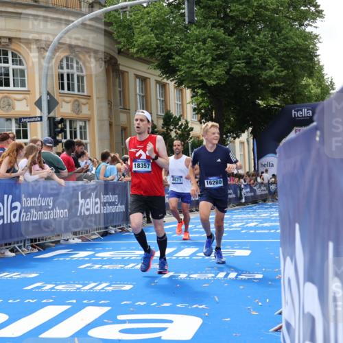 29.06.2025 - hella hamburg halbmarathon Strokosch-Dieckow http://msf.ph/oto/8245579 29.06.2025 10:38:30 Ziel 1710, 2745, 3014, 3790, 8571, 11379, 14905, 14992, 16075, 16280, 17154, 18357, 18761 meine-sportfotos.de