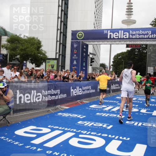 29.06.2025 - hella hamburg halbmarathon Michael Strokosch http://msf.ph/oto/8245581 29.06.2025 10:56:58 Ziel 1955, 2282, 2741, 2759, 5033, 5418, 6835, 7716, 11043, 13816, 14678, 15097, 16008, 16009, 16620, 16679 meine-sportfotos.de