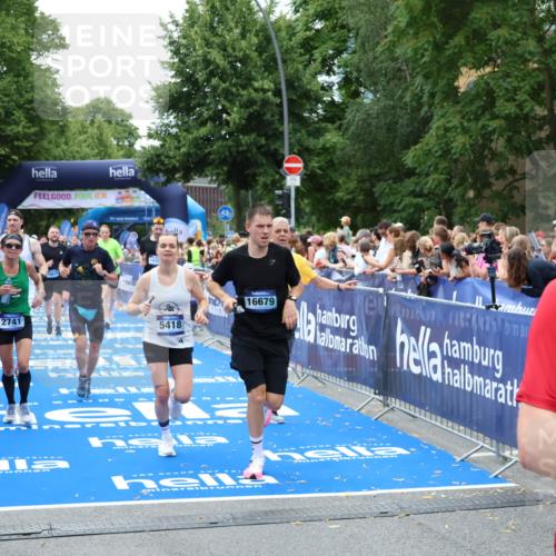 29.06.2025 - hella hamburg halbmarathon Zöllner http://msf.ph/oto/8245585 29.06.2025 10:56:59 Ziel 1955, 2282, 2741, 2759, 5033, 5418, 6835, 7716, 8669, 11043, 11212, 11638, 14678, 15097, 16470, 16620, 16679 meine-sportfotos.de