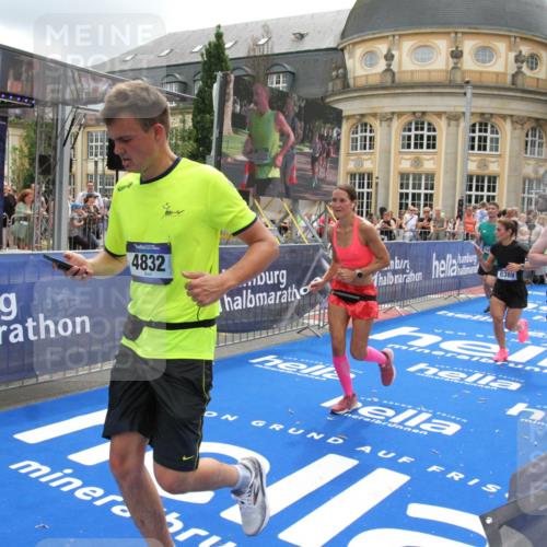 29.06.2025 - hella hamburg halbmarathon Michael Strokosch http://msf.ph/oto/8245588 29.06.2025 10:49:13 Ziel 2013, 4832, 4847, 4890, 6389, 10184, 15523, 16414, 16731, 17173, 18598, 18842 meine-sportfotos.de
