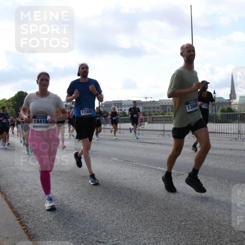 29.06.2025 - hella hamburg halbmarathon Lena Gebhardt http://msf.ph/oto/8245594 29.06.2025 09:56:32 Lombardsbrücke 1061, 1452, 1460, 1496, 1499, 1502, 1592, 1628, 1833, 1877, 2013, 2058, 2082, 2083, 2208, 2378, 2396, 2504, 2771, 2953, 2996, 3060, 3256, 3296, 3310, 3652, 4065, 4077, 4377, 4404, 4635, 4711, 4833, 5169, 5194, 5482, 5600, 5607, 5839, 5978, 6033, 6115, 6168, 6286, 6511, 6512, 6561, 6562, 7178, 7332, 7383, 7475, 7583, 7943, 8261, 8335, 8361, 8514, 8587, 8618, 8661, 8710, 8863, 8921, 8968, 8989, 8996, 9246, 9537, 9597, 9638, 10596 meine-sportfotos.de