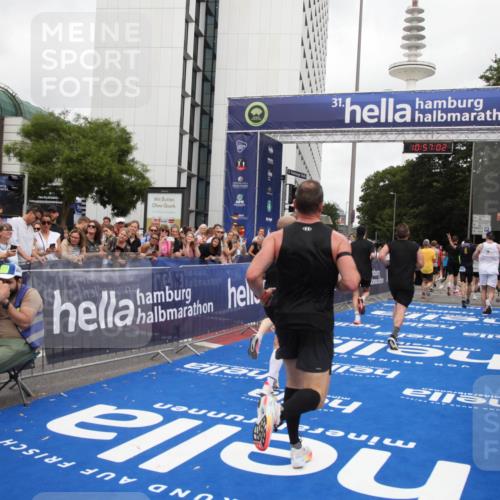 29.06.2025 - hella hamburg halbmarathon Michael Strokosch http://msf.ph/oto/8245680 29.06.2025 10:57:00 Ziel 1955, 2282, 2741, 2759, 5033, 5418, 6835, 7716, 8669, 11043, 11212, 11638, 14678, 15097, 16470, 16620, 16679 meine-sportfotos.de