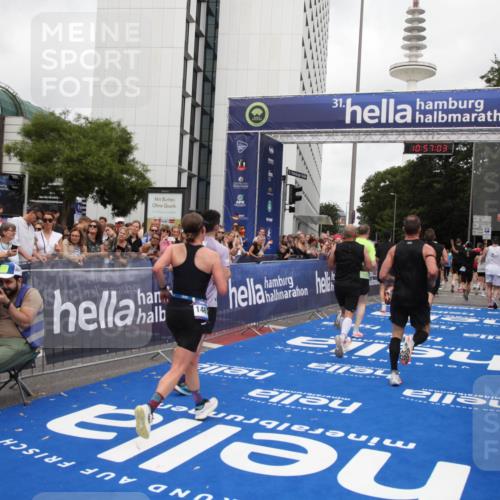 29.06.2025 - hella hamburg halbmarathon Michael Strokosch http://msf.ph/oto/8245705 29.06.2025 10:57:01 Ziel 1955, 2282, 2741, 2759, 4299, 5033, 5418, 6835, 7716, 8669, 11043, 11212, 11638, 14678, 15097, 16470, 16620, 19091 meine-sportfotos.de