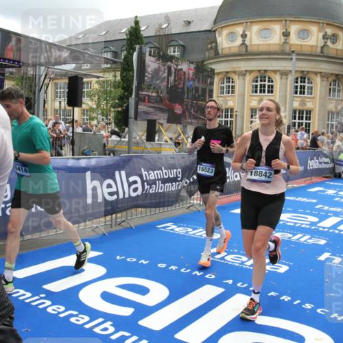 29.06.2025 - hella hamburg halbmarathon Michael Strokosch http://msf.ph/oto/8245762 29.06.2025 10:49:16 Ziel 2013, 6389, 8112, 9348, 10053, 10184, 13450, 15523, 16369, 16414, 16731, 17173, 18598, 18842 meine-sportfotos.de