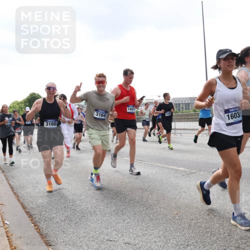 29.06.2025 - hella hamburg halbmarathon Lena Gebhardt http://msf.ph/oto/8245767 29.06.2025 10:45:28 Lombardsbrücke 1033, 1060, 1085, 1685, 1713, 1798, 2007, 2008, 2216, 2217, 2550, 2657, 2664, 2779, 2917, 2973, 3160, 3164, 3357, 3377, 3879, 3993, 4099, 4102, 4186, 4224, 4306, 4337, 4388, 4504, 4820, 4851, 5044, 5099, 5108, 5190, 5339, 5636, 5949, 6150, 6509, 6763, 6788, 6911, 6922, 6980, 7283, 7530, 7541, 7699, 7859, 7912, 8594, 8605, 8745, 8762, 9620, 10030, 10182, 10225, 10562, 10566, 11314, 12198, 12332, 12334 meine-sportfotos.de