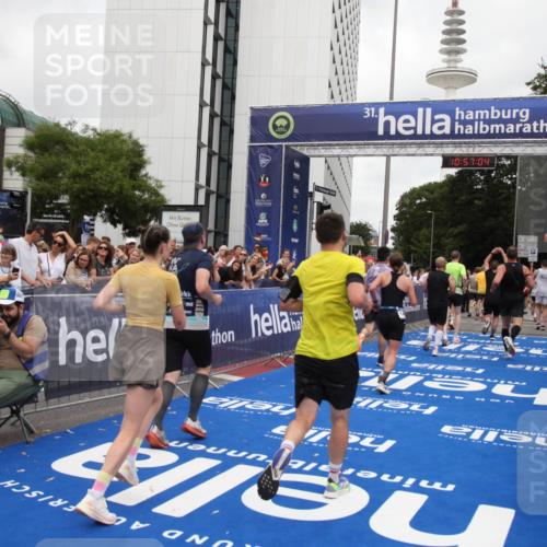 29.06.2025 - hella hamburg halbmarathon Michael Strokosch http://msf.ph/oto/8245772 29.06.2025 10:57:02 Ziel 1485, 1955, 2282, 2759, 4299, 5033, 6835, 8669, 11043, 11212, 11638, 14678, 15097, 16470, 16620, 18719, 19091 meine-sportfotos.de