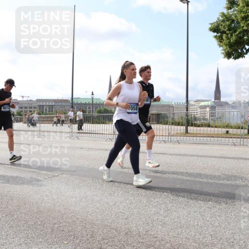 29.06.2025 - hella hamburg halbmarathon Lena Gebhardt http://msf.ph/oto/8245853 29.06.2025 10:10:01 Lombardsbrücke 1052, 1456, 1548, 1823, 3921, 4592, 5511, 7042, 7058, 7081, 7333, 7636, 8090, 8219, 8685, 8890, 9150, 9297, 9306, 9366, 9434, 9674, 9781, 10036, 10943, 11027, 12255, 12509, 12567, 13739, 16191, 16445, 16455, 16872, 16918, 17148, 17630, 17899, 18076, 18196, 18440, 18707, 19242 meine-sportfotos.de