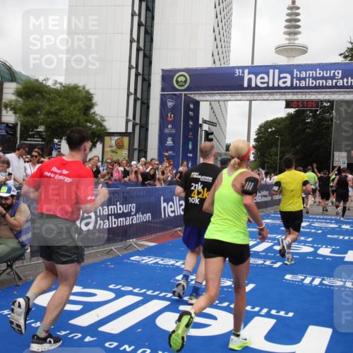 29.06.2025 - hella hamburg halbmarathon Michael Strokosch http://msf.ph/oto/8245858 29.06.2025 10:57:04 Ziel 1485, 2282, 2759, 4299, 5033, 8669, 11043, 11143, 11212, 11638, 14678, 15097, 16470, 16620, 16909, 18719, 19091 meine-sportfotos.de