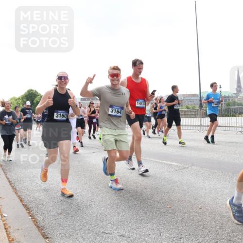 29.06.2025 - hella hamburg halbmarathon Lena Gebhardt http://msf.ph/oto/8245871 29.06.2025 10:45:29 Lombardsbrücke 1033, 1060, 1085, 1685, 1713, 1798, 1983, 2008, 2216, 2217, 2550, 2657, 2664, 2917, 2973, 3160, 3164, 3357, 3377, 3879, 3993, 4099, 4102, 4186, 4224, 4306, 4337, 4388, 4504, 4820, 4851, 5044, 5099, 5108, 5190, 5339, 5636, 5949, 6150, 6509, 6763, 6788, 6911, 6922, 6980, 7283, 7530, 7541, 7699, 7859, 7912, 8594, 8605, 8745, 8762, 9620, 10030, 10182, 10225, 10562, 10566, 11314, 12198, 12332, 12334 meine-sportfotos.de