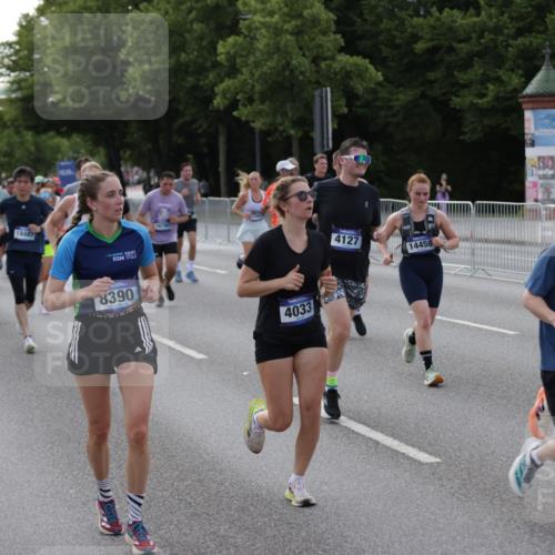 29.06.2025 - hella hamburg halbmarathon Jannik Wohlers http://msf.ph/oto/8245876 29.06.2025 09:55:25 Lombardsbrücke 1143, 1216, 1267, 1461, 1630, 2284, 2708, 2718, 2818, 2884, 3399, 3543, 3654, 3692, 3945, 4033, 4088, 4127, 4324, 4345, 4346, 4601, 5116, 5421, 6009, 6481, 6691, 6994, 7056, 7100, 7224, 7269, 7367, 7657, 8216, 8234, 8273, 8302, 8390, 8977, 9491, 9551, 9934, 10408, 10603, 10811, 10895, 11429, 11733, 11819, 11977, 12277, 12379, 12519, 13032, 13073, 13301, 13799, 13807, 13894, 13996, 14239, 17842 meine-sportfotos.de