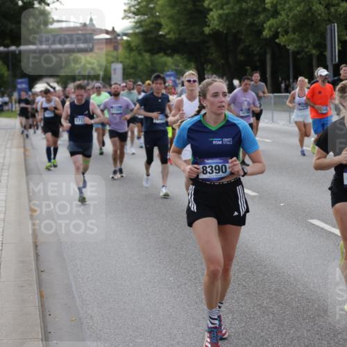 29.06.2025 - hella hamburg halbmarathon Jannik Wohlers http://msf.ph/oto/8245905 29.06.2025 09:55:25 Lombardsbrücke 1143, 1216, 1267, 1461, 1630, 2284, 2708, 2718, 2818, 2884, 3399, 3543, 3654, 3692, 3945, 4033, 4088, 4127, 4324, 4345, 4346, 4601, 5116, 5421, 6009, 6481, 6691, 6994, 7056, 7100, 7224, 7269, 7367, 7657, 8216, 8234, 8273, 8302, 8390, 8977, 9491, 9551, 9934, 10408, 10603, 10811, 10895, 11429, 11733, 11819, 11977, 12277, 12379, 12519, 13032, 13073, 13301, 13799, 13807, 13894, 13996, 14239, 17842 meine-sportfotos.de