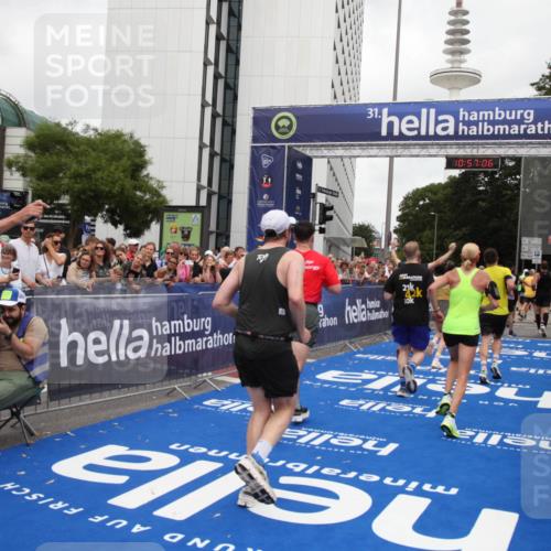 29.06.2025 - hella hamburg halbmarathon Michael Strokosch http://msf.ph/oto/8245912 29.06.2025 10:57:05 Ziel 1485, 2282, 2759, 4299, 5033, 8669, 11043, 11143, 11212, 11638, 13691, 14408, 14678, 15097, 16470, 16909, 18719, 19091 meine-sportfotos.de