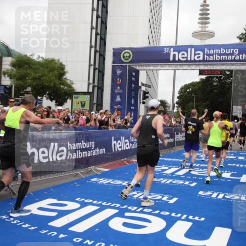 29.06.2025 - hella hamburg halbmarathon Michael Strokosch http://msf.ph/oto/8245934 29.06.2025 10:57:05 Ziel 1485, 2282, 2759, 4299, 5033, 8669, 11043, 11143, 11212, 11638, 13691, 14408, 14678, 15097, 16470, 16909, 18719, 19091 meine-sportfotos.de