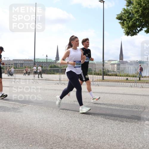 29.06.2025 - hella hamburg halbmarathon Lena Gebhardt http://msf.ph/oto/8245944 29.06.2025 10:10:01 Lombardsbrücke 1052, 1456, 1548, 1823, 3921, 4592, 5511, 7042, 7058, 7081, 7333, 7636, 8090, 8219, 8685, 8890, 9150, 9297, 9306, 9366, 9434, 9674, 9781, 10036, 10943, 11027, 12255, 12509, 12567, 13739, 16191, 16445, 16455, 16872, 16918, 17148, 17630, 17899, 18076, 18196, 18440, 18707, 19242 meine-sportfotos.de
