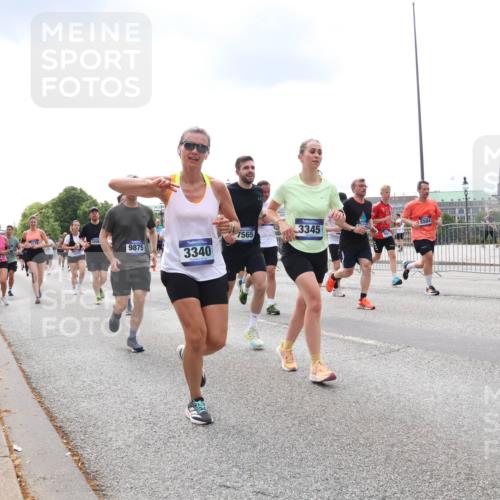 29.06.2025 - hella hamburg halbmarathon Lena Gebhardt http://msf.ph/oto/8245961 29.06.2025 10:33:59 Lombardsbrücke 1189, 1275, 1417, 1705, 1787, 1896, 2265, 2342, 2482, 2496, 2526, 2776, 2933, 3145, 3170, 3264, 3340, 3345, 3560, 3829, 3848, 4361, 4433, 4449, 4479, 4696, 4807, 4942, 5075, 5096, 5141, 5557, 5561, 5566, 5569, 5584, 5691, 5821, 5822, 5887, 6109, 6364, 6515, 6516, 6854, 6956, 6999, 7027, 7324, 7329, 7565, 7653, 8021, 8157, 8202, 8277, 8282, 8349, 8375, 8377, 8383, 8401, 9094, 9234, 9438, 9799, 9875, 9995, 10007, 10071, 10360, 10561, 11811 meine-sportfotos.de