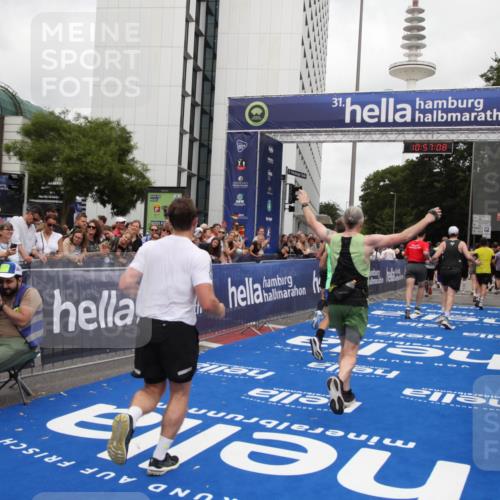 29.06.2025 - hella hamburg halbmarathon Michael Strokosch http://msf.ph/oto/8246039 29.06.2025 10:57:07 Ziel 1485, 4261, 4299, 5033, 8669, 11143, 11212, 11638, 13691, 14408, 14588, 14678, 16470, 16909, 17617, 18208, 18719, 19091 meine-sportfotos.de