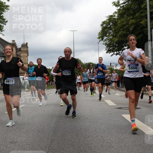 29.06.2025 - hella hamburg halbmarathon Yannick Fuchs http://msf.ph/oto/8246048 29.06.2025 10:47:42 20KM 1030, 1151, 1267, 1502, 1727, 1870, 2058, 2070, 2354, 2518, 2630, 3096, 3208, 3209, 3819, 4770, 5020, 5638, 5866, 6294, 6481, 6511, 6512, 6629, 6762, 6877, 6942, 7274, 7395, 7918, 8335, 8447, 9142, 9791, 9922, 10549, 10891, 11068, 11844, 12321, 12379, 12607, 12632, 12909, 13032, 13033, 13289, 13397, 13865, 13912, 13997, 14702, 15061, 15146, 15441, 15497, 15502, 15838, 15856, 15946, 16477, 17348, 17482, 18134, 18143, 18418, 18487, 18514, 18612 meine-sportfotos.de