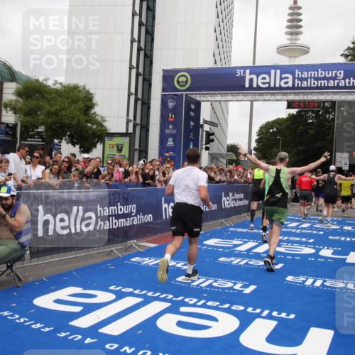 29.06.2025 - hella hamburg halbmarathon Michael Strokosch http://msf.ph/oto/8246061 29.06.2025 10:57:08 Ziel 1485, 4261, 4299, 8669, 11143, 11212, 11638, 13691, 14408, 14588, 16470, 16909, 17617, 18208, 18719, 19091 meine-sportfotos.de