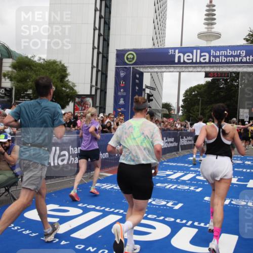 29.06.2025 - hella hamburg halbmarathon Michael Strokosch http://msf.ph/oto/8246101 29.06.2025 10:57:10 Ziel 1485, 4261, 4299, 11143, 13691, 14139, 14408, 14588, 15726, 16909, 17617, 18208, 18719, 19091 meine-sportfotos.de