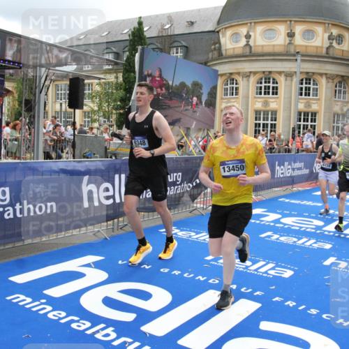 29.06.2025 - hella hamburg halbmarathon Michael Strokosch http://msf.ph/oto/8246102 29.06.2025 10:49:22 Ziel 4183, 4185, 6158, 8112, 9348, 10053, 10189, 11819, 13450, 14526, 15422, 16369 meine-sportfotos.de