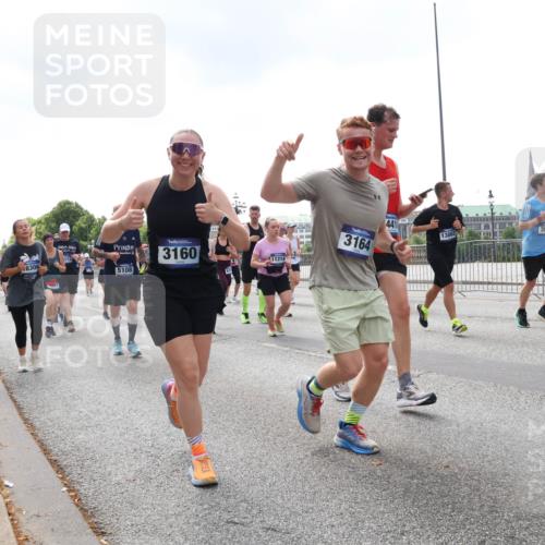 29.06.2025 - hella hamburg halbmarathon Lena Gebhardt http://msf.ph/oto/8246147 29.06.2025 10:45:29 Lombardsbrücke 1033, 1060, 1085, 1685, 1713, 1798, 1983, 2008, 2216, 2217, 2550, 2657, 2664, 2917, 2973, 3160, 3164, 3357, 3377, 3879, 3993, 4099, 4102, 4186, 4224, 4306, 4337, 4388, 4504, 4820, 4851, 5044, 5099, 5108, 5190, 5339, 5636, 5949, 6150, 6509, 6763, 6788, 6911, 6922, 6980, 7283, 7530, 7541, 7699, 7859, 7912, 8594, 8605, 8745, 8762, 9620, 10030, 10182, 10225, 10562, 10566, 11314, 12198, 12332, 12334 meine-sportfotos.de