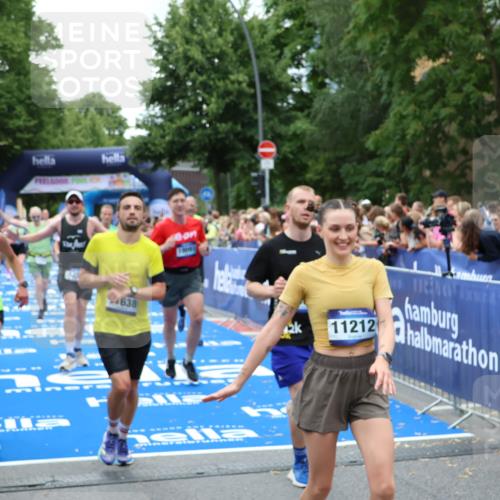 29.06.2025 - hella hamburg halbmarathon Zöllner http://msf.ph/oto/8246149 29.06.2025 10:57:07 Ziel 1485, 4261, 4299, 8669, 11143, 11212, 11638, 13691, 14408, 14588, 16470, 16909, 17617, 18208, 18719, 19091 meine-sportfotos.de
