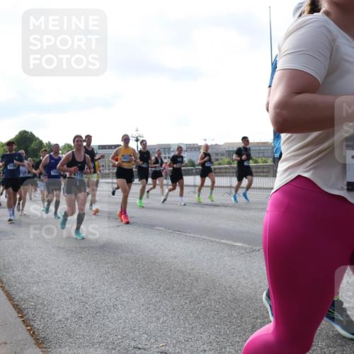 29.06.2025 - hella hamburg halbmarathon Lena Gebhardt http://msf.ph/oto/8246189 29.06.2025 09:56:33 Lombardsbrücke 1061, 1452, 1460, 1496, 1499, 1592, 1628, 1833, 1877, 2013, 2058, 2082, 2083, 2208, 2378, 2396, 2504, 2771, 2953, 2996, 3060, 3256, 3296, 3310, 3652, 4065, 4077, 4377, 4404, 4635, 4711, 4833, 5169, 5194, 5482, 5600, 5607, 5839, 5978, 6033, 6115, 6168, 6286, 6511, 6512, 6561, 6562, 7178, 7332, 7383, 7475, 7583, 7943, 8261, 8361, 8514, 8572, 8587, 8618, 8661, 8710, 8863, 8921, 8968, 8989, 8996, 9082, 9246, 9537, 9597, 9638, 10596 meine-sportfotos.de