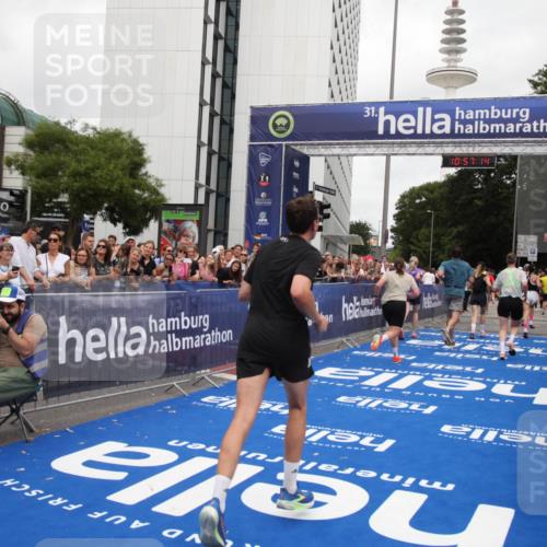 29.06.2025 - hella hamburg halbmarathon Michael Strokosch http://msf.ph/oto/8246199 29.06.2025 10:57:13 Ziel 1387, 1877, 4167, 4261, 9884, 11612, 13691, 13750, 14139, 14408, 14588, 15110, 15726, 16909, 17617, 18208, 19184 meine-sportfotos.de