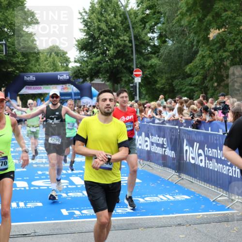 29.06.2025 - hella hamburg halbmarathon Zöllner http://msf.ph/oto/8246220 29.06.2025 10:57:08 Ziel 1485, 4261, 4299, 11143, 11638, 13691, 14408, 14588, 15726, 16470, 16909, 17617, 18208, 18719, 19091 meine-sportfotos.de