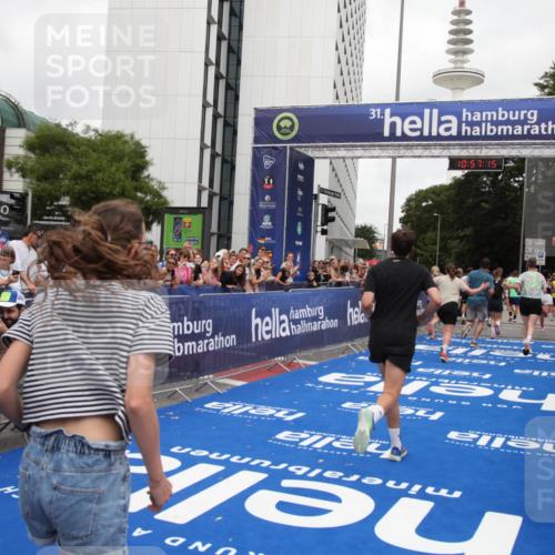 29.06.2025 - hella hamburg halbmarathon Michael Strokosch http://msf.ph/oto/8246229 29.06.2025 10:57:13 Ziel 1387, 1877, 4167, 4261, 9884, 11612, 13691, 13750, 14139, 14408, 14588, 15110, 15726, 16909, 17617, 18208, 19184 meine-sportfotos.de